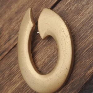 Cursive G initial brooch B511‎